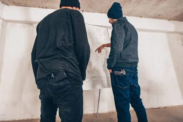 Bandidos haciendo un plan para el atraco — Foto de Stock