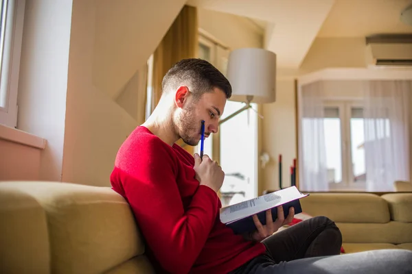 Netter Kerl, der aus Büchern lernt — Stockfoto