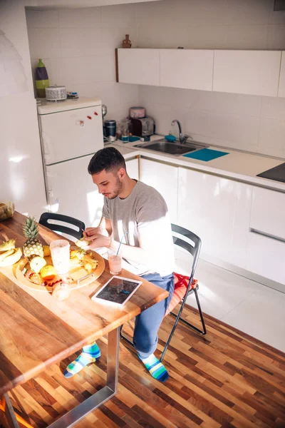 Hombre sano cuidadosamente seleccionando y cortando los frutos para su s —  Fotos de Stock