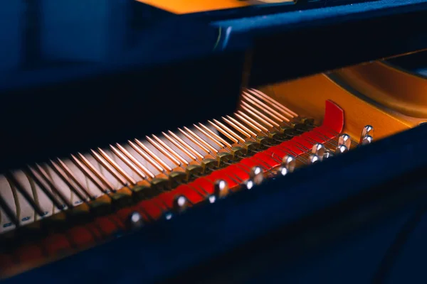 Interior Piano Preto Com Todos Seus Detalhes Martelos Cordas Teclas — Fotografia de Stock