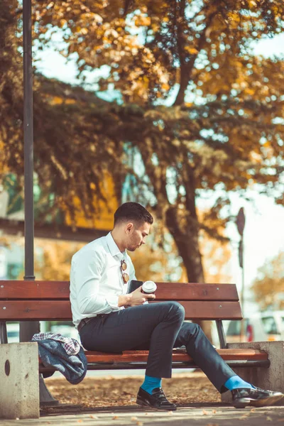 Parkta şık işadamı sitiing — Stok fotoğraf