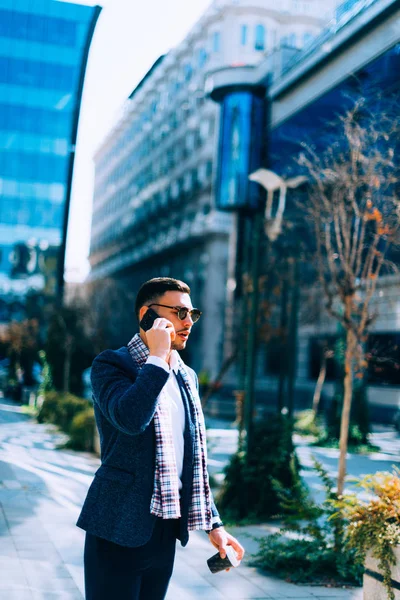 Νέος επιχειρηματίας που μιλά στο κινητό τηλέφωνο στην πόλη οικονομική — Φωτογραφία Αρχείου