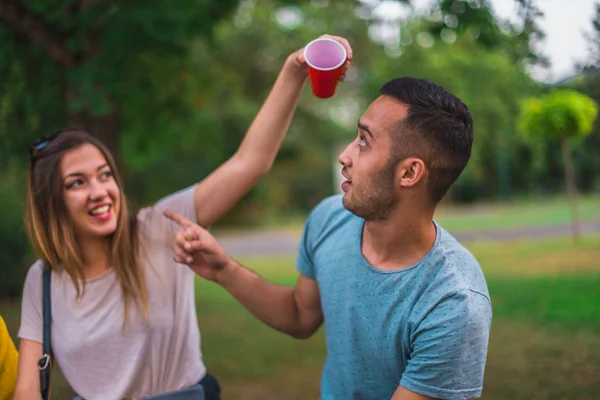 Deux Amis Assis Dans Parc Qui Amusent Avec Verre Plastique — Photo