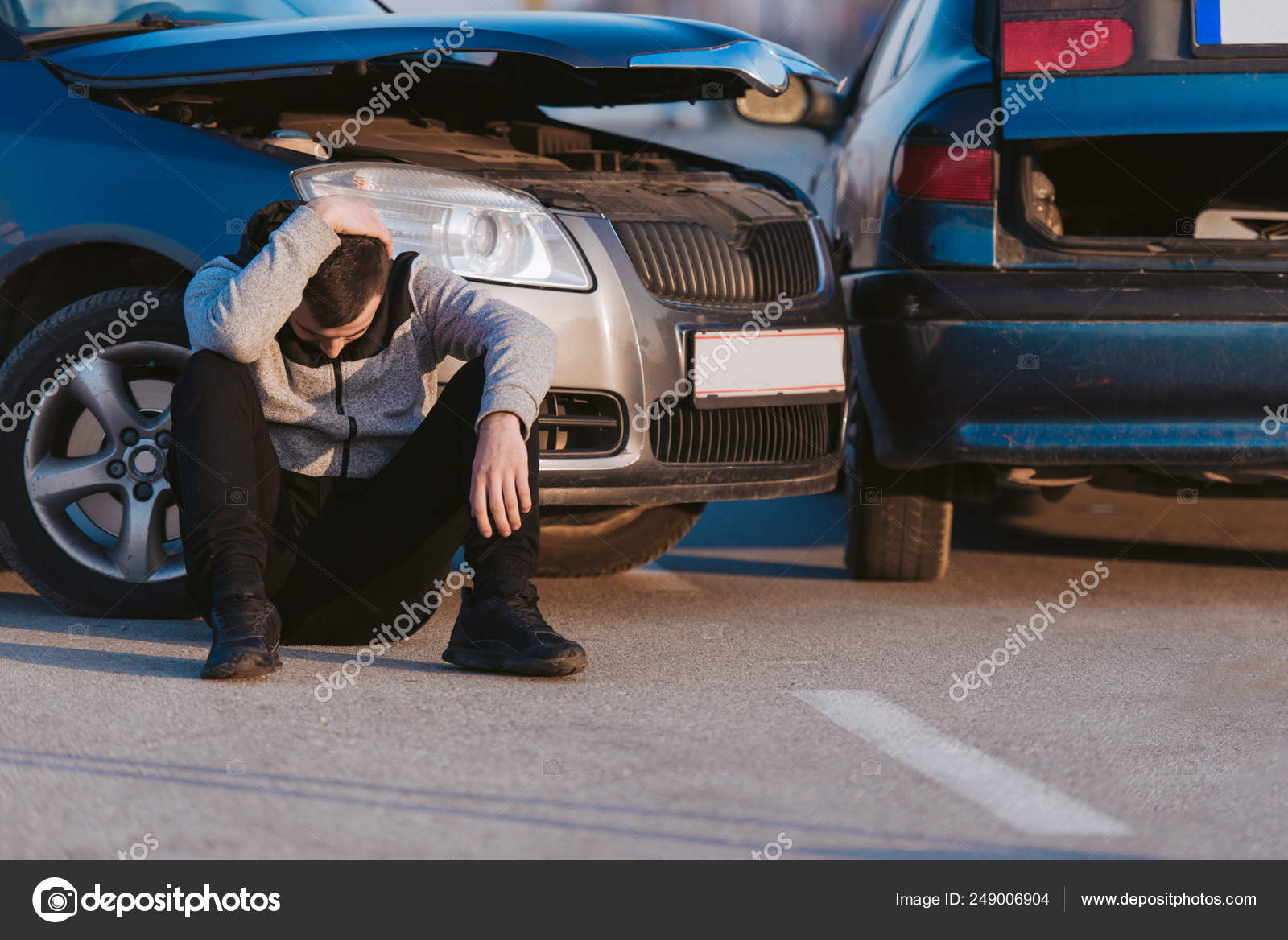 Человек который попал в дтп. Человек который попал в дтп. Человек который попал в дтп. Люди спорят у машины. Эмоции автокатастрофы.