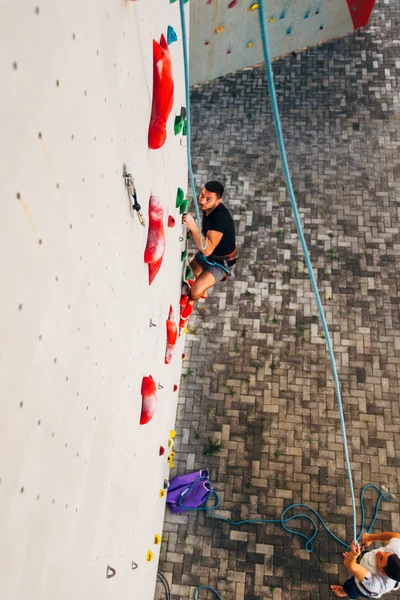 Joven deportista trepando en la práctica monte pared al aire libre —  Fotos de Stock