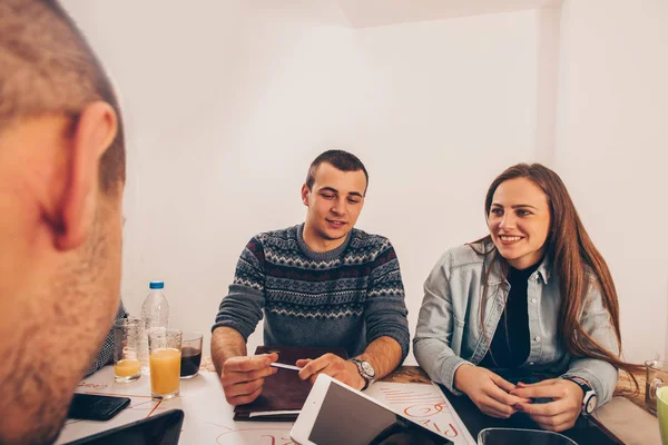 Een Groep Succesvolle Mensen Houdt Een Briefing Kantoor — Stockfoto