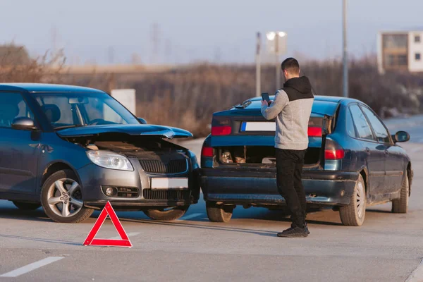 Chauffeur faisant un appel téléphonique après un accident de la circulation — Photo