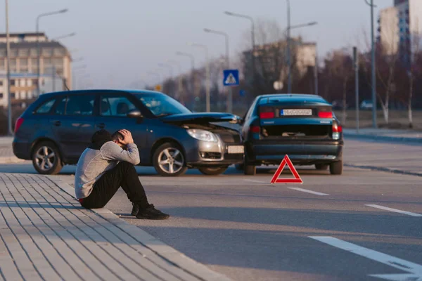 Hombre desesperado después del accidente de coche —  Fotos de Stock