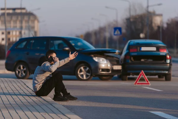 Нервный человек после автомобильной аварии — стоковое фото