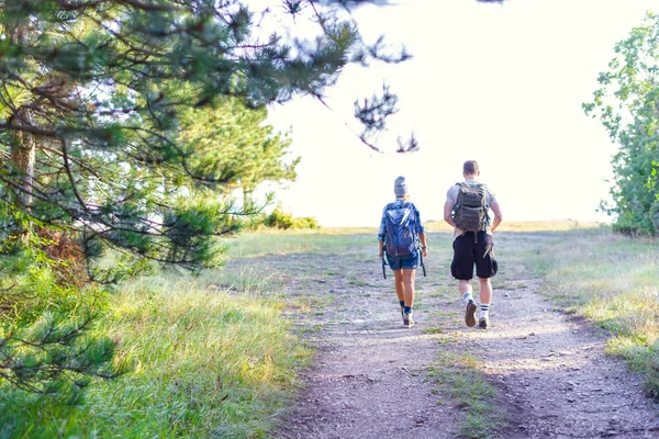 Jeune couple marchant dans la forêt. Concept de randonnée dans la montagne — Photo