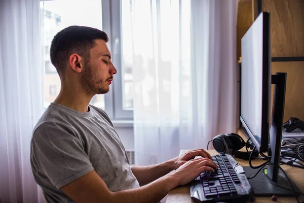 Hombre frente a la pantalla del ordenador — Foto de Stock