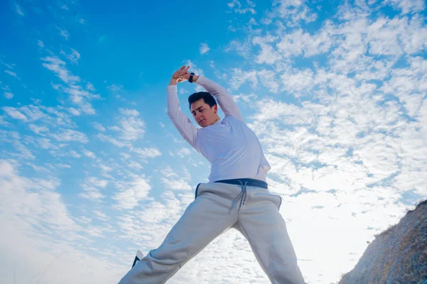 Fit männliche Dehnung und Durchführung seiner Morgenroutinen, während wir — Stockfoto