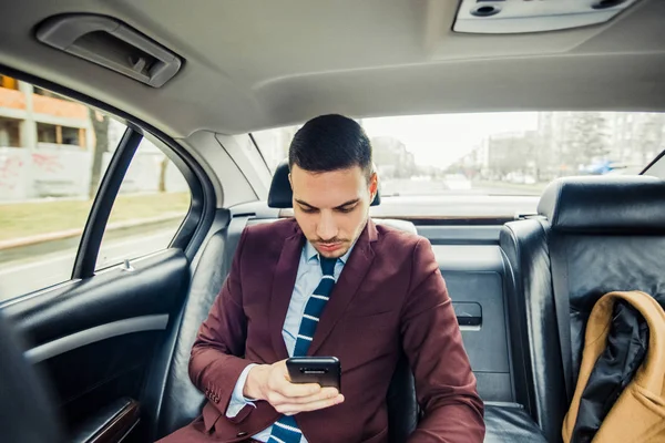 Jovem empresário ao telefone em seu carro — Fotografia de Stock