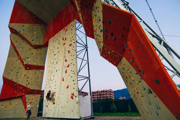 Uomo muscolare che pratica l'arrampicata su una parete rocciosa — Foto Stock