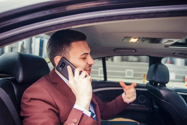 Man argumenterar på mobil — Stockfoto