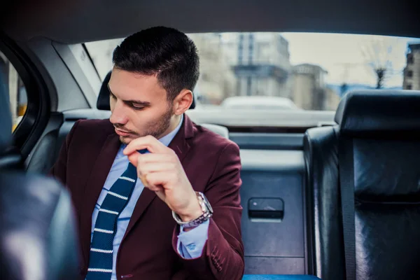 Geschäftsmann sitzt in Stretch-Limousine — Stockfoto