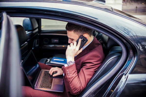 Empresario trabajando en lap top y hablar por teléfono — Foto de Stock