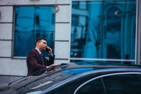 Предприниматель (бизнесмен), стоящий в городской местности и носящий — стоковое фото