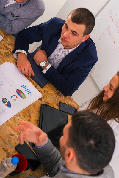 Junge Geschäftsleute und Unternehmer formell gekleidet auf einem Bu — Stockfoto