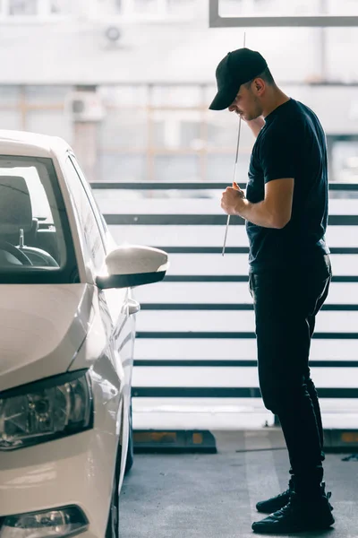 Gángster robando un coche en el estacionamiento — Foto de Stock