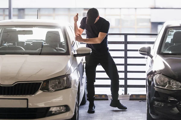 차를 강탈 하는 도둑 — 스톡 사진
