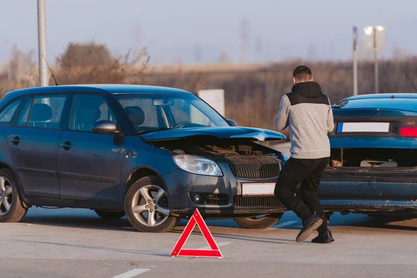 Conducteur à la recherche secoué après un accident — Photo