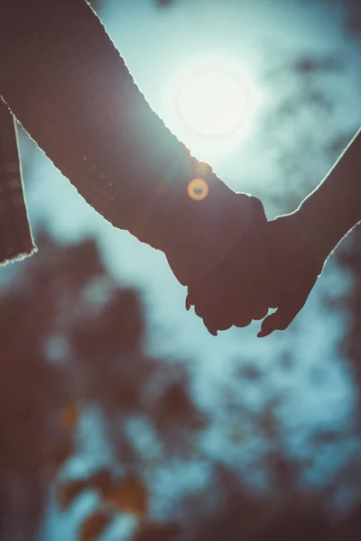Dulce pareja cogida de la mano en el parque — Foto de Stock