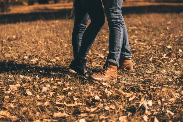 穿靴子站在草地上的夫妇 — 图库照片