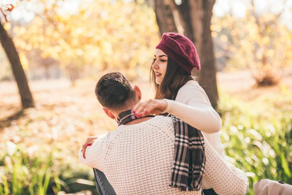 Coppia amorevole trascorrere del tempo nel parco — Foto Stock