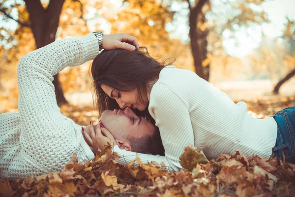 Schattig paar zoenen in de natuur — Stockfoto