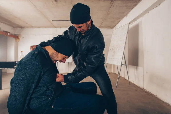 Ladrón siendo golpeado con puño en el estómago — Foto de Stock