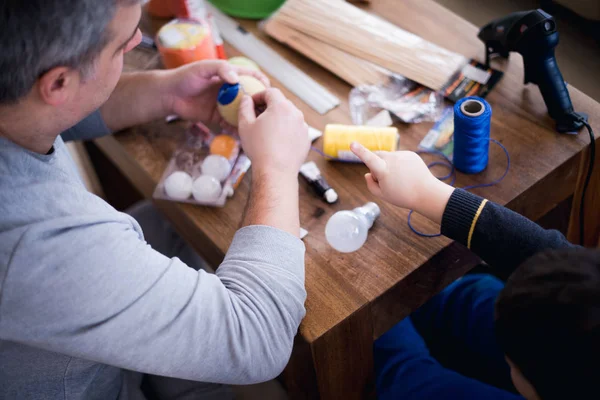 Padre Pasa Tiempo Con Hijo Mientras Aprende Ciencia Infantil —  Fotos de Stock