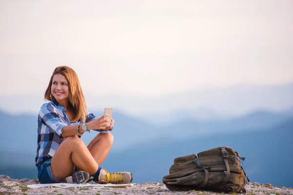 Młoda dama biorąc selfie z jej telefon podczas podziwiać widok — Zdjęcie stockowe