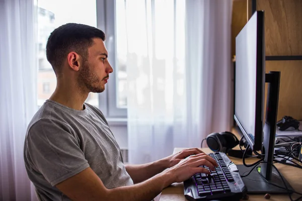 Hombre manos trabajando en la computadora en la habitación — Foto de Stock