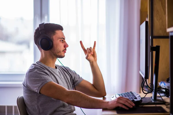 Positiver Kerl spielt Spiel auf dem Desktop-Computer — Stockfoto