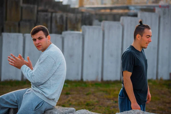 Amigos Del Parkour Caucásico Que Relajan Después Del Entrenamiento Parkour — Foto de Stock