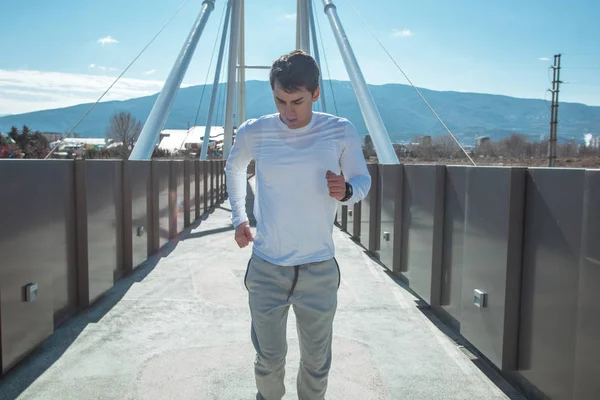 Bonito homem fazendo esporte jogging ao ar livre — Fotografia de Stock