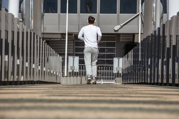 Course à pied homme jogging dans la ville moderne — Photo