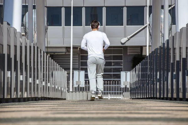 Jeune homme hipster en sweat blanc en ville — Photo