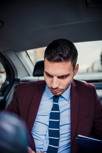 Hombre de negocios rico conduciendo en una limusina — Foto de Stock