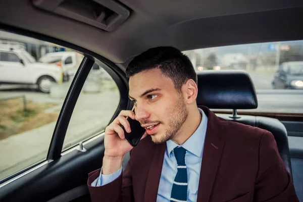 Affärsman som sitter i stretch limo — Stockfoto