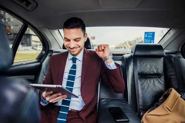 Feliz hombre de negocios en coche limusina — Foto de Stock