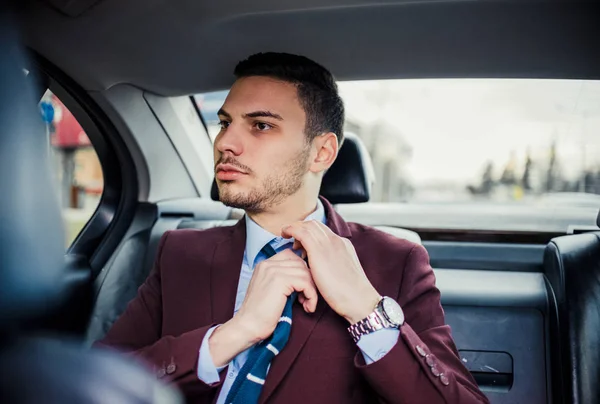 Бізнесмен фіксує краватку — стокове фото