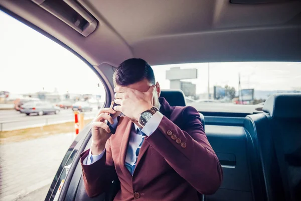 Homem de negócios nervoso em um carro — Fotografia de Stock