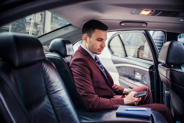 Hombre de negocios seguro en su coche sedán de lujo — Foto de Stock