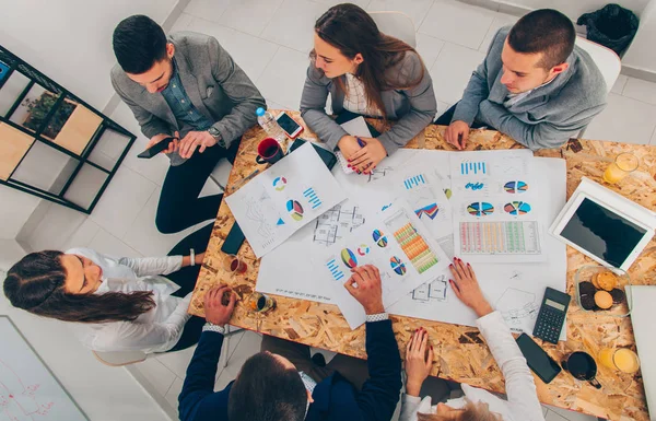 Para Arsitek Sedang Berada Kantor Mereka Sedang Mendiskusikan Tentang Diagram — Stok Foto