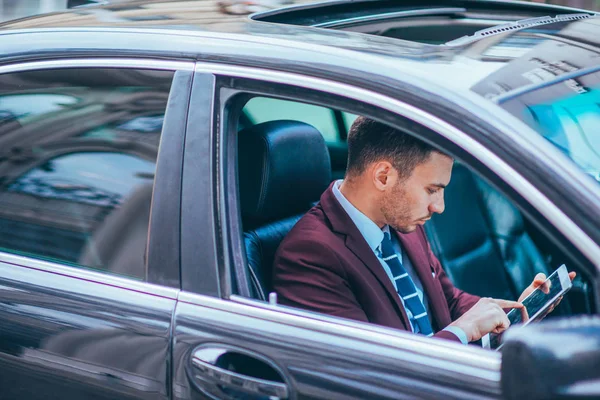 Un gerente sentado en su limusina y discutiendo y planeando su bu — Foto de Stock