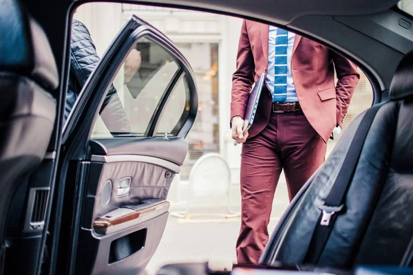 Портрет бизнесмена возле машины — стоковое фото