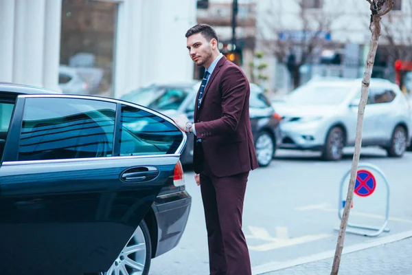 Empresário (Empresário) de pé em uma área urbana e vestindo — Fotografia de Stock