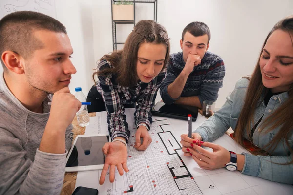 Un debate sobre las ganancias y pérdidas del plan actual entre —  Fotos de Stock